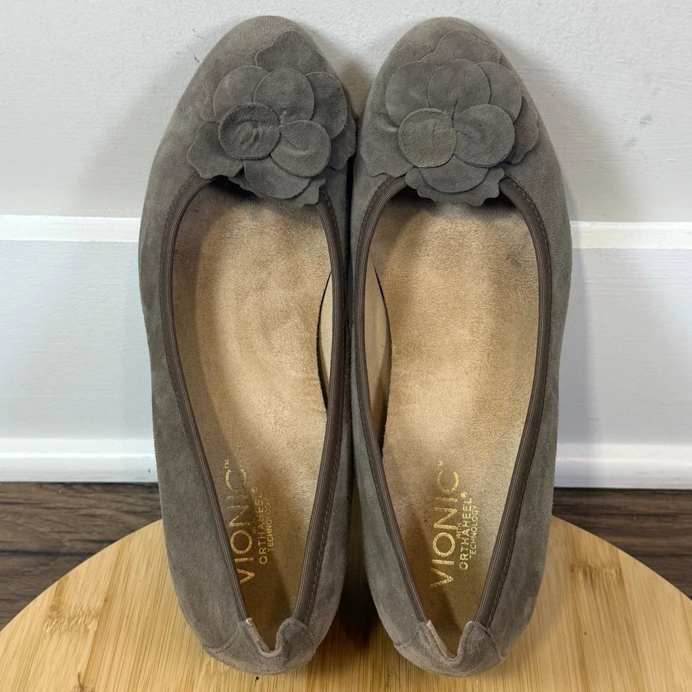Vionic Hayes Wedge Pump Womens 8 Taupe Suede Floral Orthaheel Arch Support